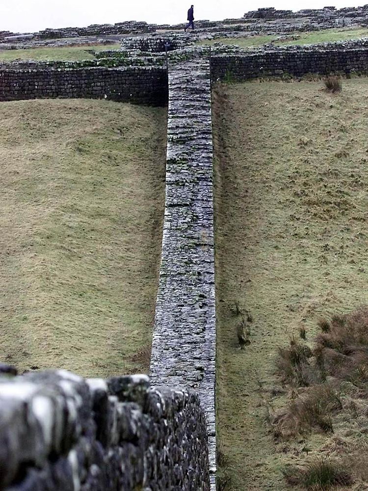 Besucher auf der römischen Festung Housteads auf dem Hadrianswall bei Hexham.