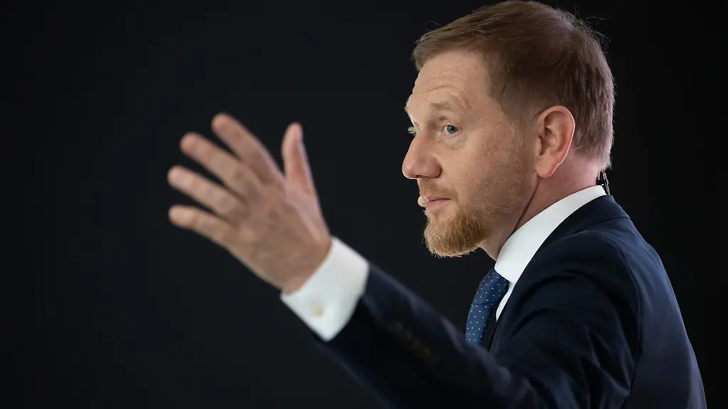 Sachsens-Ministerpraesident-Kretschmer-kritisiert-das-geplante-Aus-fuer-Benzin-und-Dieselautos-scharf