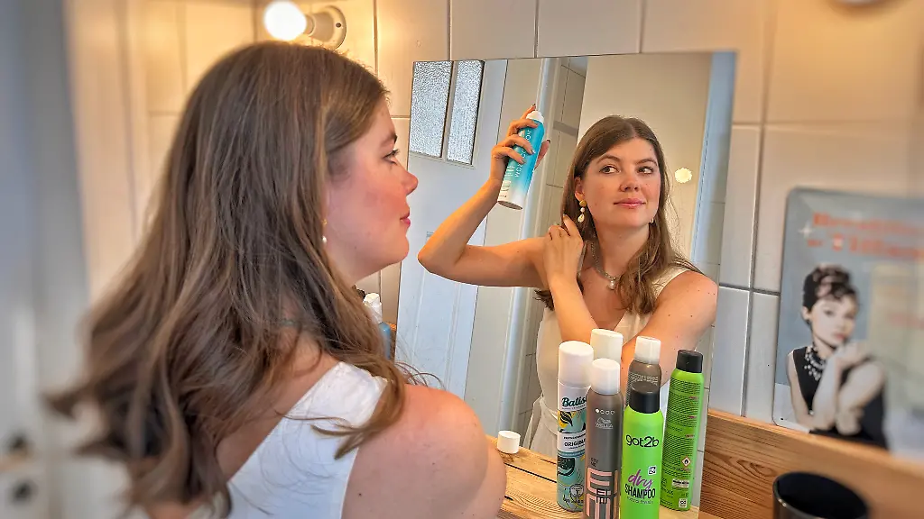 Mit-Trockenshampoo-laesst-sich-der-Haarwaschtag-etwas-hinauszoegern