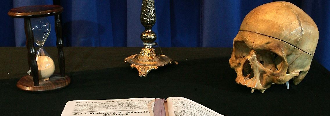 Beim Aufnahmeritual der Freimaurer spielen Kerze und Stundenglas als Zeichen der Vergänglichkeit und Totenschädel als Symbol der eigenen Sterblichkeit eine Rolle.
