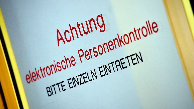 "Schmierenkomödie": Das neue Meldegesetz hat eine Debatte in Regierung und Opposition ausgelöst. 