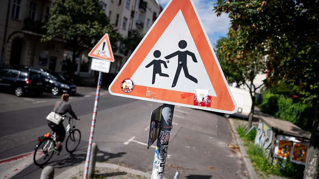 Ein-Schild-weist-Verkehrsteilnehmer-auf-Kinder-hin