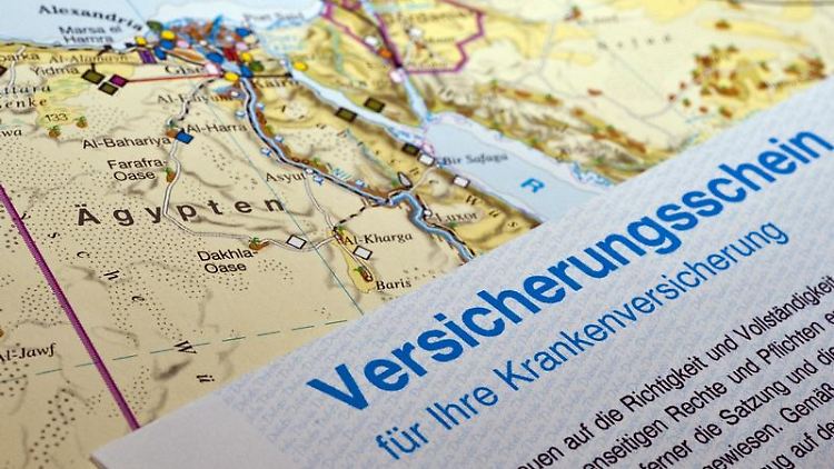 Die Auslandsreisekrankenversicherung zahlt auch den kostspieligen Rücktransport nach Deutschland - doch Corona ändert vieles.