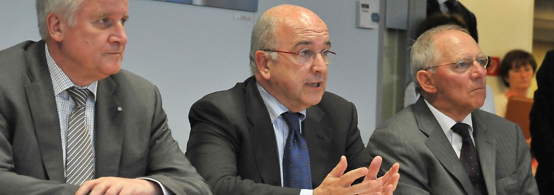 EU-Wettbewerbskommissar Almunia (m.) zwingt die BayernLB zu einer harten Schrumpfkur.
