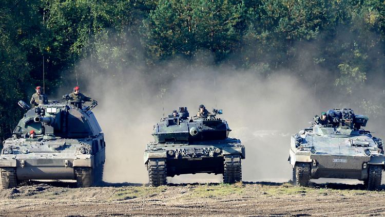 Deutsches Exportgut:  Panzerhaubitze 2000, Leopard 2 und Marder.