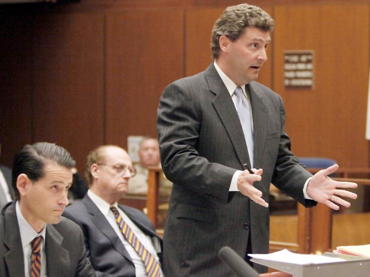 Polanskis Anwalt Chad Hummel (rechts) im "Criminal Justice Center" in Los Angeles.