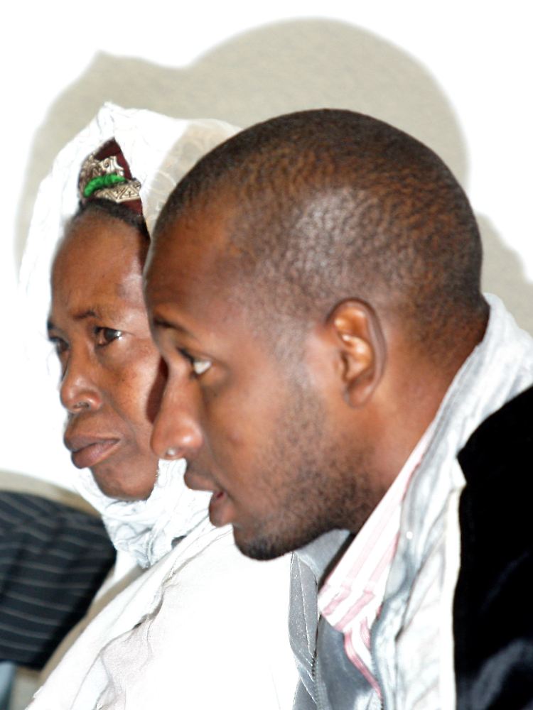 Die Mutter des getöteten Afrikaners Ouri Jalloh und dessen Bruder Mamadou sind Nebenkläger.