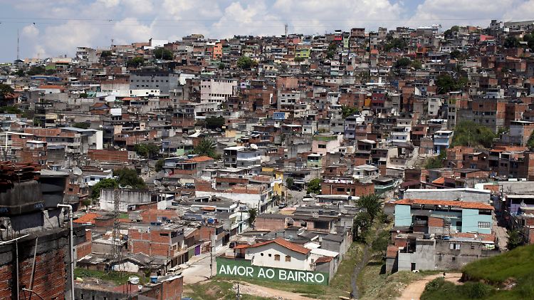 Blick auf einen Slum am Rande Sao Paulos.