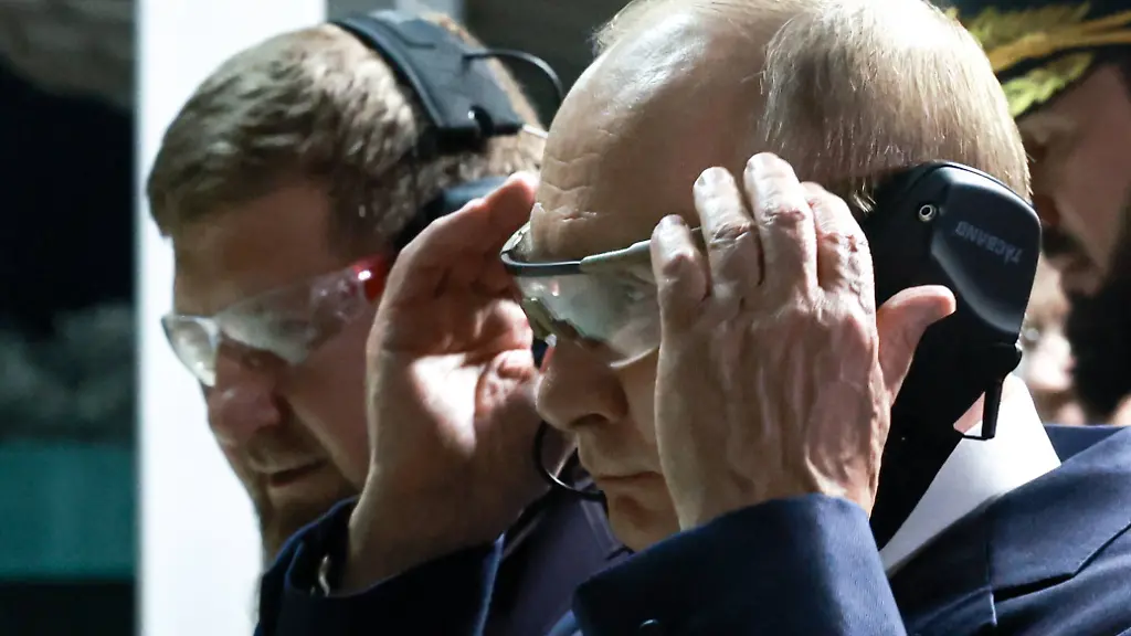 Putin-beim-Besuch-der-Universitaet-fuer-Spezialkraefte-in-Gudermes-im-vergangenen-Jahr