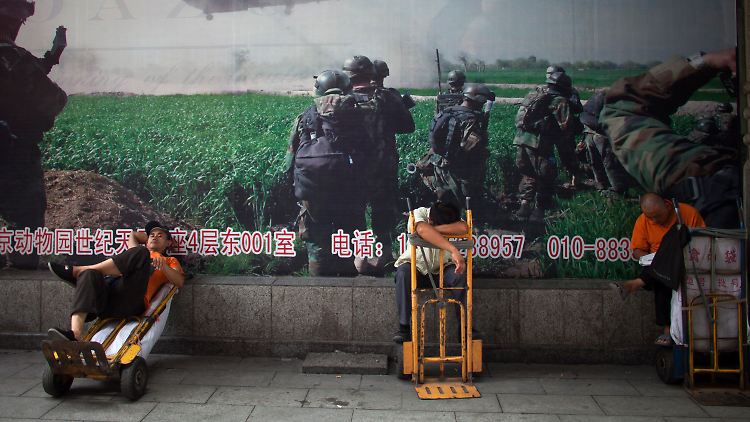 Arbeiter ruhen sich vor einer Markthalle in Peking aus. Auch der chinesischen Wirtschaft geht derzeit die Puste aus.