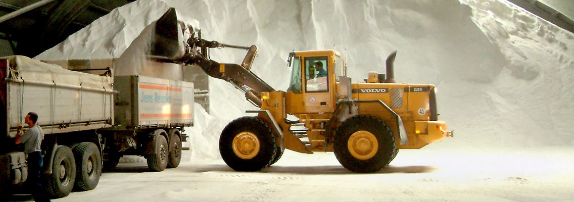 Streusalz, auch Auftausalz genannt, gilt immer noch als das wirksamste und wirtschaftlichste Mittel, um Straßen und Autobahnen schnee- und eisfrei zu halten.