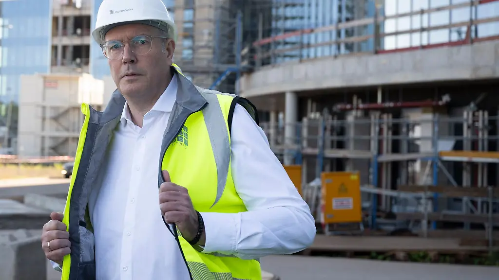 Erst-vor-wenigen-Tagen-besuchte-Ministerpraesident-Schweitzer-die-Grossbaustelle-des-kuenftigen-US-Krankenhauses-in-Weilerbach