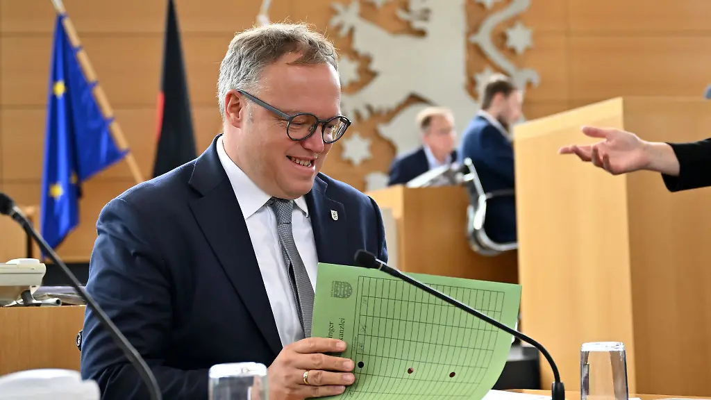 Thueringens-Ministerpraesident-Mario-Voigt-CDU-fordert-Altersbeschraenkungen-fuer-die-Nutzung-von-Smartphones-und-sozialen-Medien