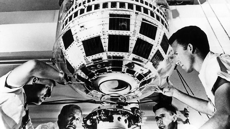 US-Ingenieure bereiten den damals neuen Kommunikationssatelliten Telstar am 7. Juli 1962 in Cape Canaveral, Florida, für den Start ins All vor.