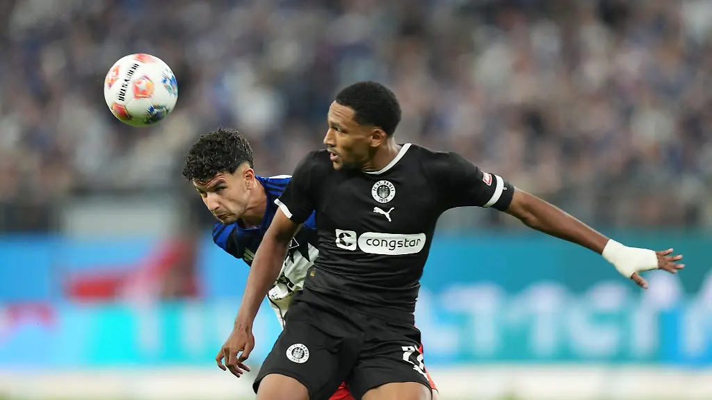 HSV-Profi-Daniel-Elfadli-l-und-Andreas-Hountondji-vom-FC-St-Pauli-kaempfen-beim-Stadtderby-um-den-Ball