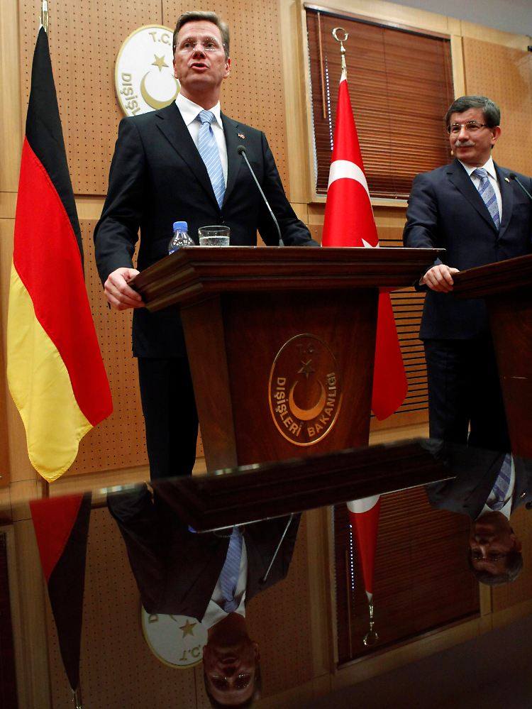 Westerwelle bei seiner ersten Pressekonferenz in Ankara - in langen Hosen.