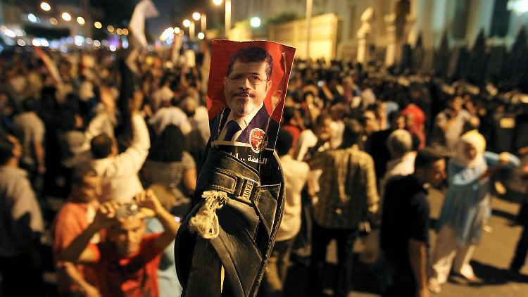 Demonstranten demonstrieren gegen Präsident Mohammed Mursi.