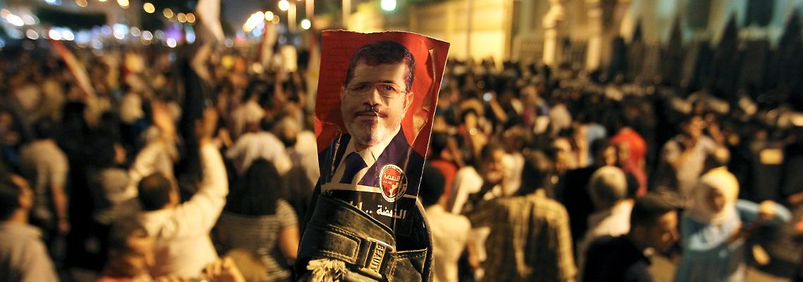 Demonstranten demonstrieren gegen Präsident Mohammed Mursi.