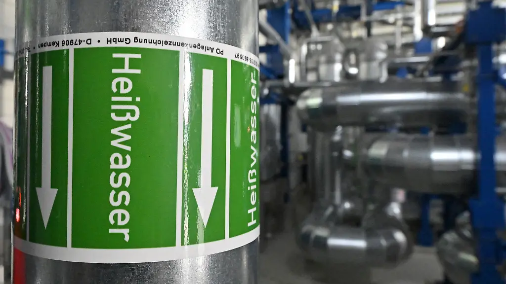 Mit-der-nun-in-Betrieb-genommenen-Anlage-in-Erfurt-soll-ueberschuessiger-Strom-in-Waerme-umgewandelt-werden