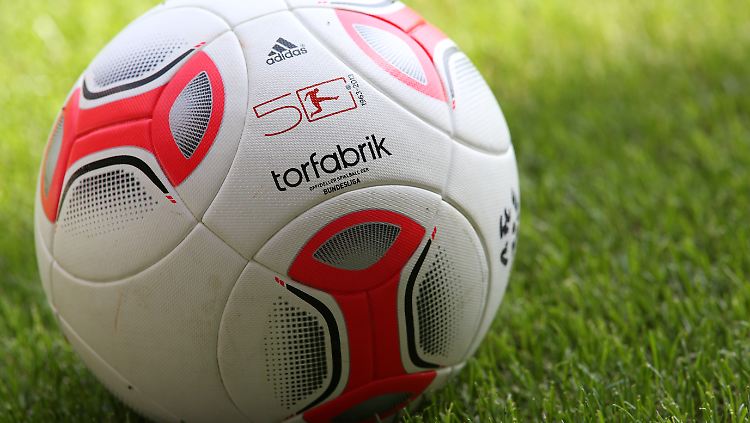 Bleibt die Frage, was die Damenbinden auf dem Ball sollen: Torfabrik, dritte Generation.
