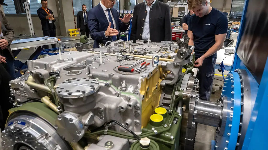 Vorstandschef-Alexander-Sagel-stellt-Bayerns-Ministerpraesident-Markus-Soeder-CSU-die-neue-modulare-Produktion-des-Panzergetriebeherstellers-Renk-vor