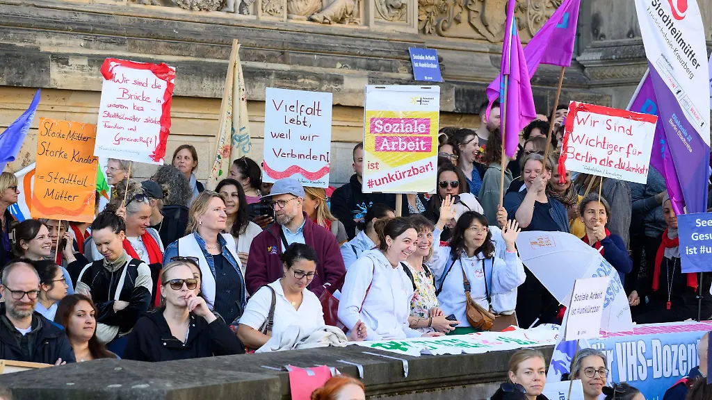 Gegen-Kuerzungen-im-Sozialbereich-gab-es-waehrend-der-Debatte-lautstarken-Protest-vor-dem-Landesparlament
