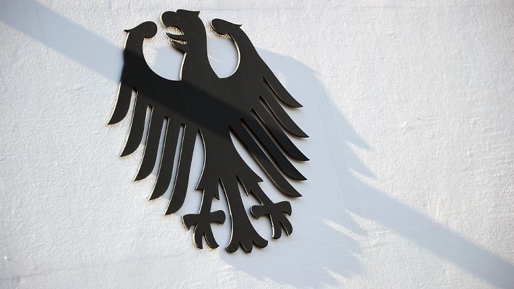Am Eingang zum Bundesverfassungsgericht.
