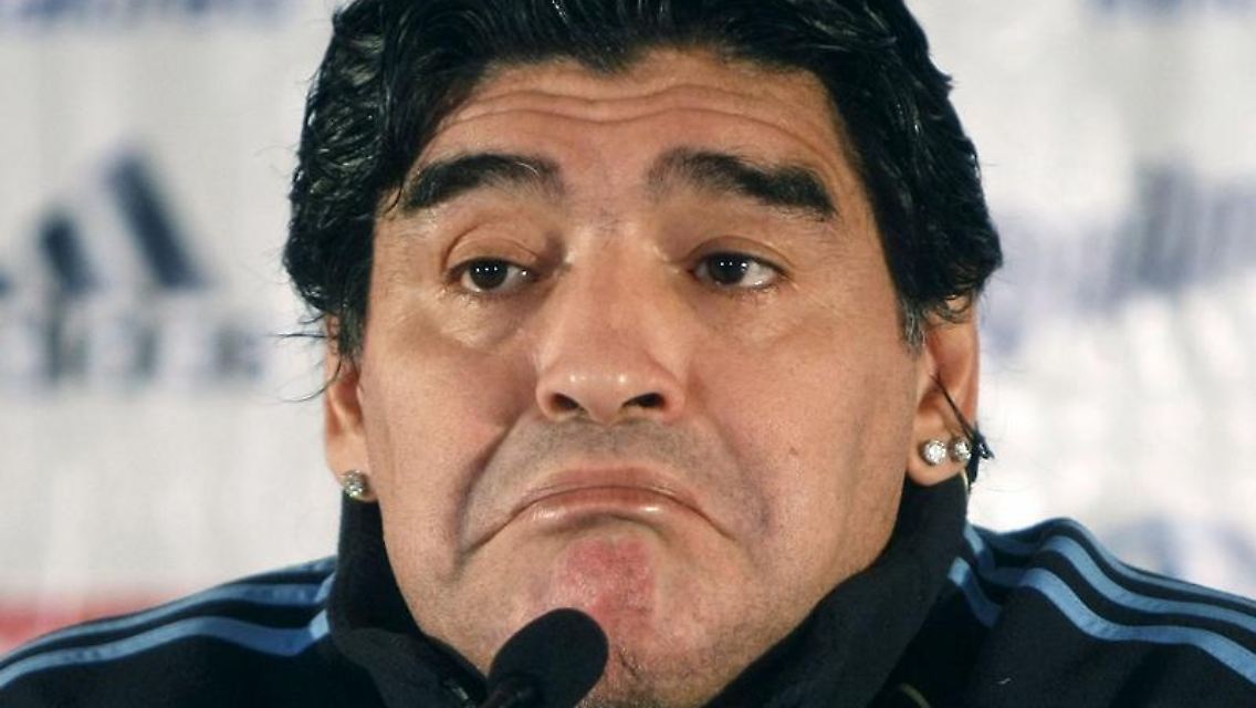 Lädt ein - und wieder aus. Diego Maradona.