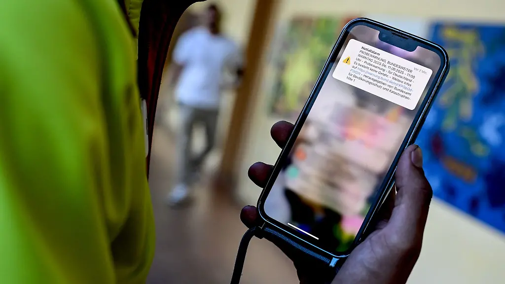 Der-Probealarm-wird-unter-anderem-an-Rundfunksender-digitale-Anzeigetafeln-und-Warn-Apps-weitergeleitet