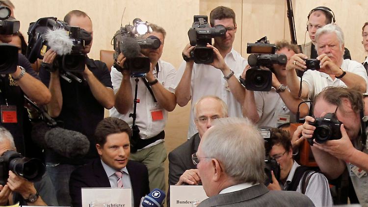 Schäuble deutet den Richtern an, was passieren würde, wenn sie den Klagen stattgäben.