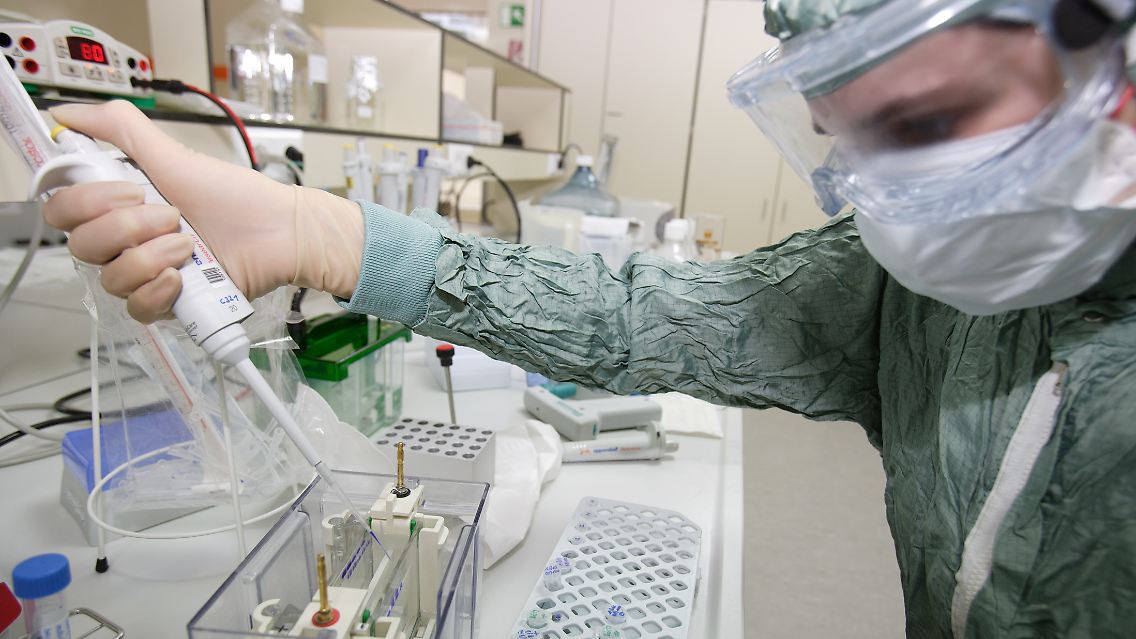 Ein Mitarbeiter von GlaxoSmithKline in Dresden in einem Labor bei der Bestimmung des Proteinmusters des Virus.