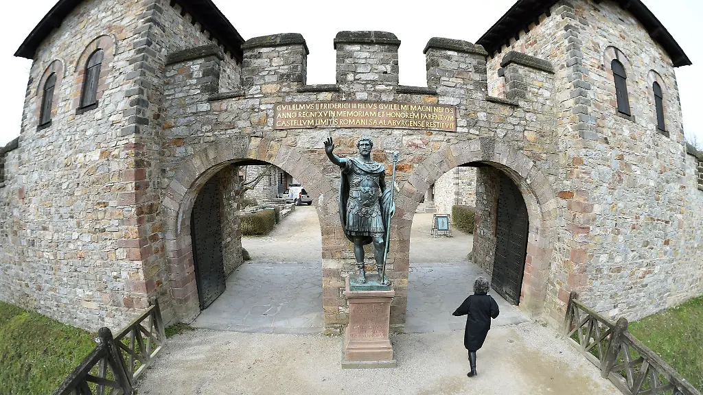 Zur-Abwechslung-wandeln-an-diesem-Sonntag-im-Roemerkastell-mal-keine-verkleideten-Roemer-Mit-unterschiedlichen-Taenzen-und-Fuehrungen-sind-Gaeste-auf-eine-Zeitreise-in-das-Jahr-1900-eingeladen