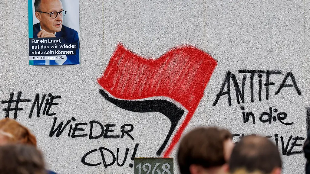 Als-die-Graffitis-kurz-vor-dem-Wahlkampfauftritt-an-der-Schuetzenhalle-gefunden-wurden-war-auch-der-Polizist-bereits-vor-Ort