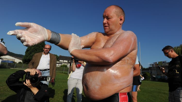 Der Extremschwimmer cremt sich mit Vaseline ein.
