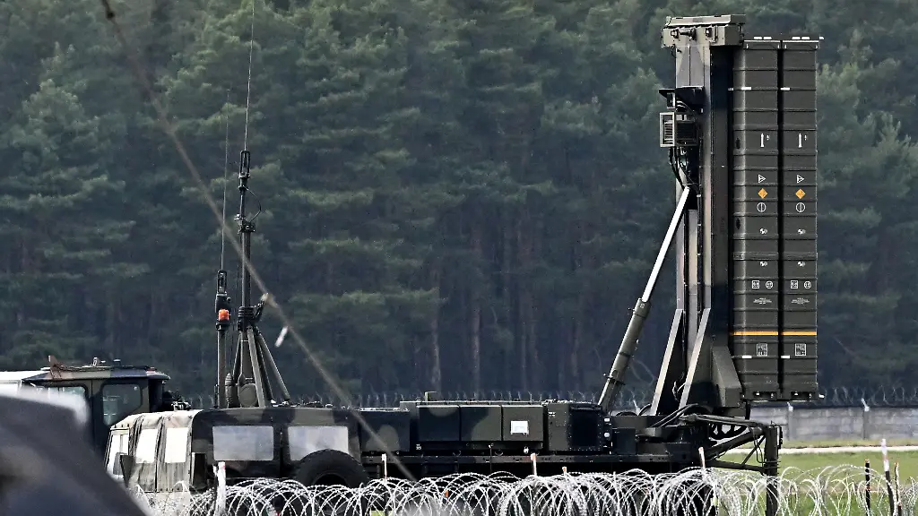 AFP-20230419-33DH36D-v1-HighRes-SlovakiaItalyPoliticsDiplomacyNatoAirDefence