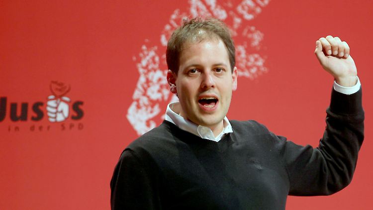 Ungebrochenes Juso-Ritual: Sascha Vogt schmettert die "Internationale" beim Bundeskongress.