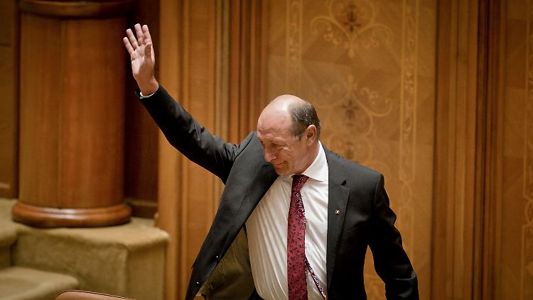 Traian B?sescu verlässt das Parlament nach seiner letzten Rede vor den Abgeordneten. 