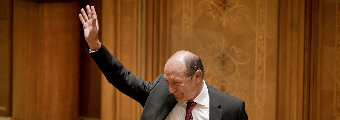Traian B?sescu verlässt das Parlament nach seiner letzten Rede vor den Abgeordneten.
