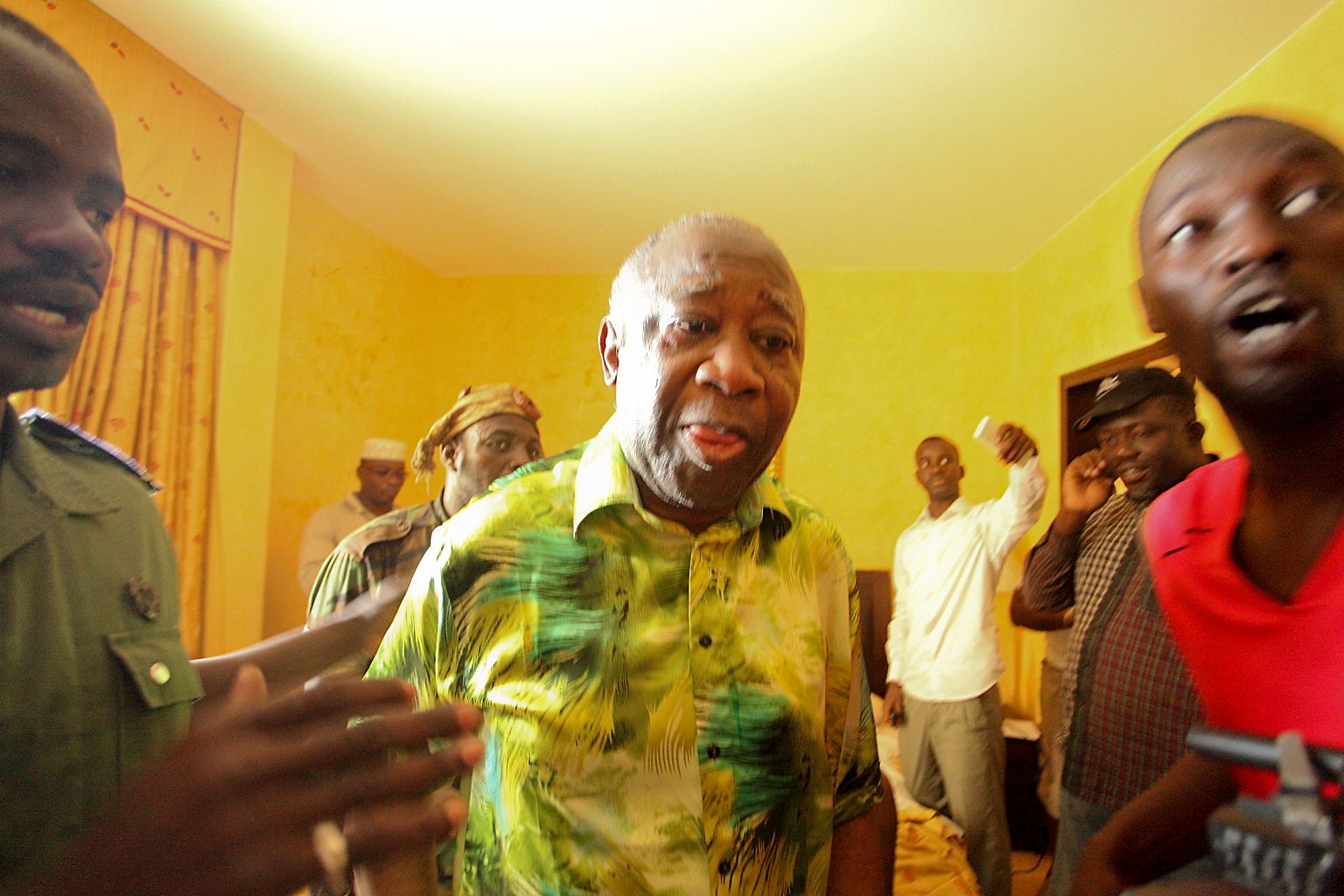 Ein Bürgerkrieg landet vor dem Internationalen Strafgericht: Laurent Gbagbo, Unterlegener im Kampf um die Macht in der Elfenbeinküste, muss sich verantworten. Über Monate kommen Ende 2010 und Anfang 2011 beunruhigende Nachrichten aus dem westafrikanischen Staat Elfenbeinküste.