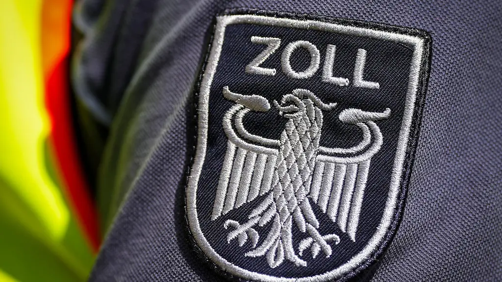 Beamte-von-Zoll-Polizei-dem-Landkreis-Oldenburg-und-der-Gemeinde-Grossenkneten-sind-im-Einsatz-Symbolbild