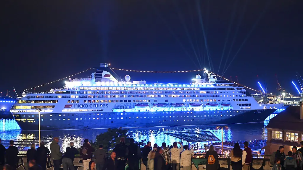 Die-Vasco-da-Gama-verlaesst-den-Hamburger-Hafen