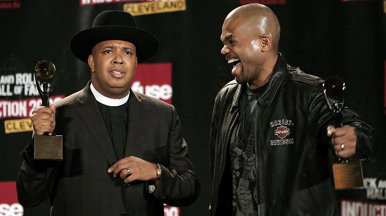 Joseph "Run" Simmons (l) und Darryl "D.M.C." McDaniels von Run-D.M.C. bei einem gemeinsamen Auftritt in Cleveland. (Archivbild von 2009)
