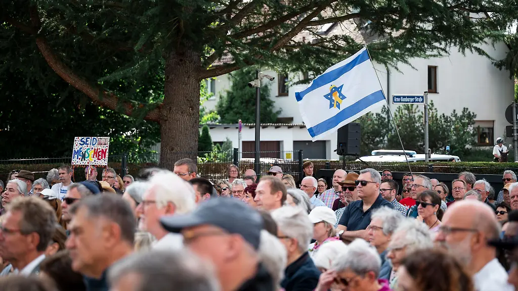 Die-Menschenkette-hatte-die-Israelitische-Kultusgemeinde-Nuernberg-organisiert