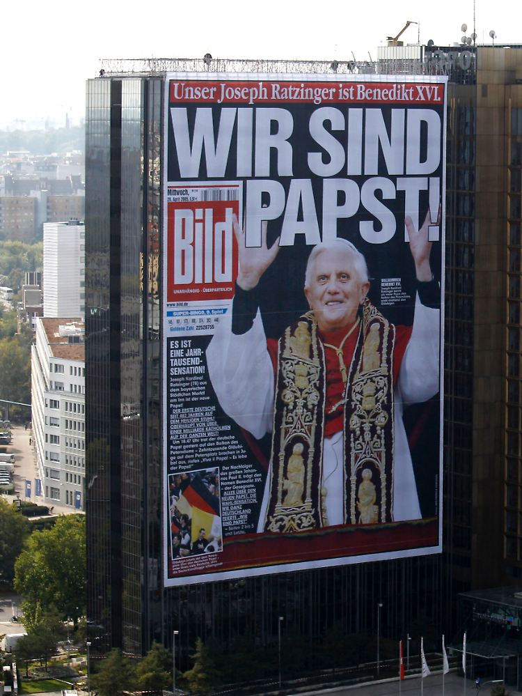Eine solche Berichterstattung lässt sich der Papst gerne gefallen. Gegen einen gelben Fleck auf seinem Gewand geht er dagegen gerichtlich vor.