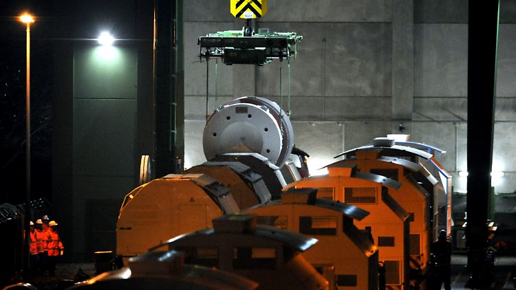 Castoren mit atomaren Müll werden in Dannenberg von einem Verladekran vom Zug auf Tieflader umgeladen. (Archivbild vom 28.11.2011)
