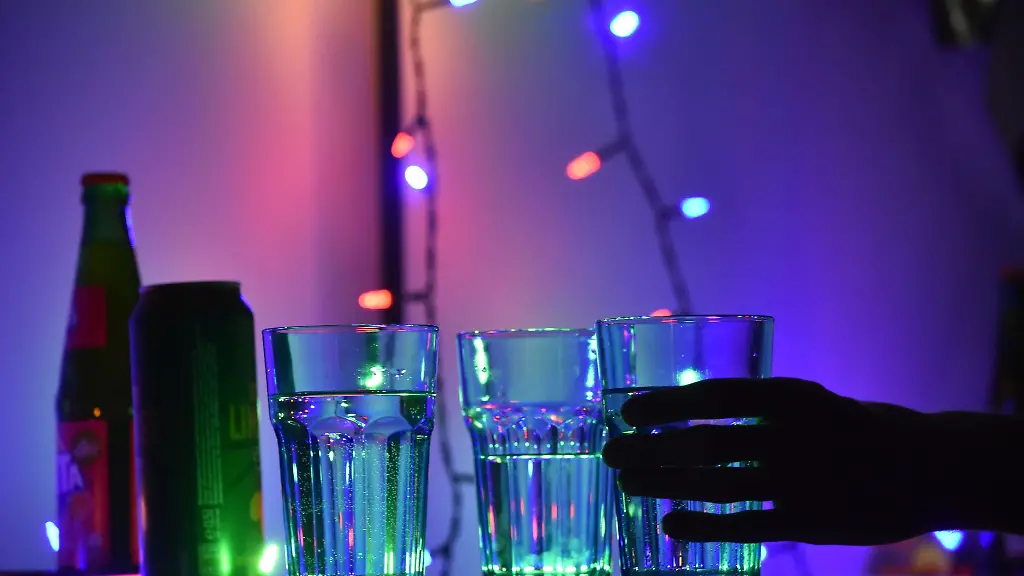 Testarmbaender-sollen-junge-Menschen-vor-der-Betaeubung-mit-K-o-Tropfen-bewahren