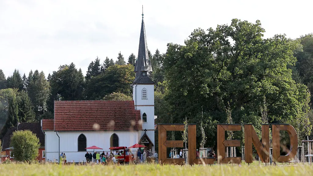 Die-kleine-Holzkirche-zeigt-sich-nach-der-Sanierung-im-neuen-Glanz