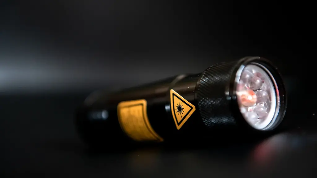 Beamte-fanden-den-Laserpointer-im-Auto-des-Mannes