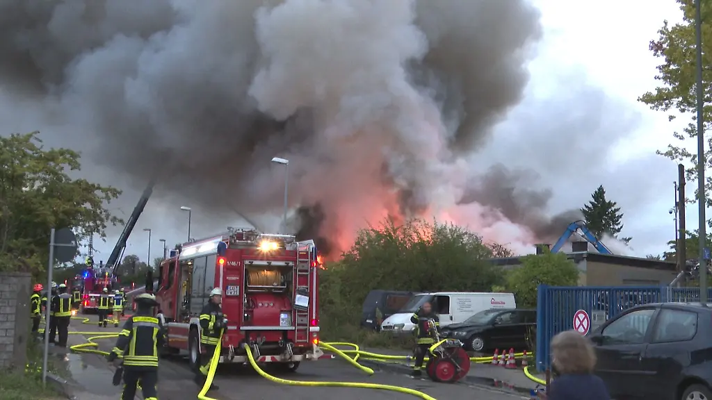 Vom-Schrottplatz-aus-zog-der-Rauch-ueber-die-Stadt