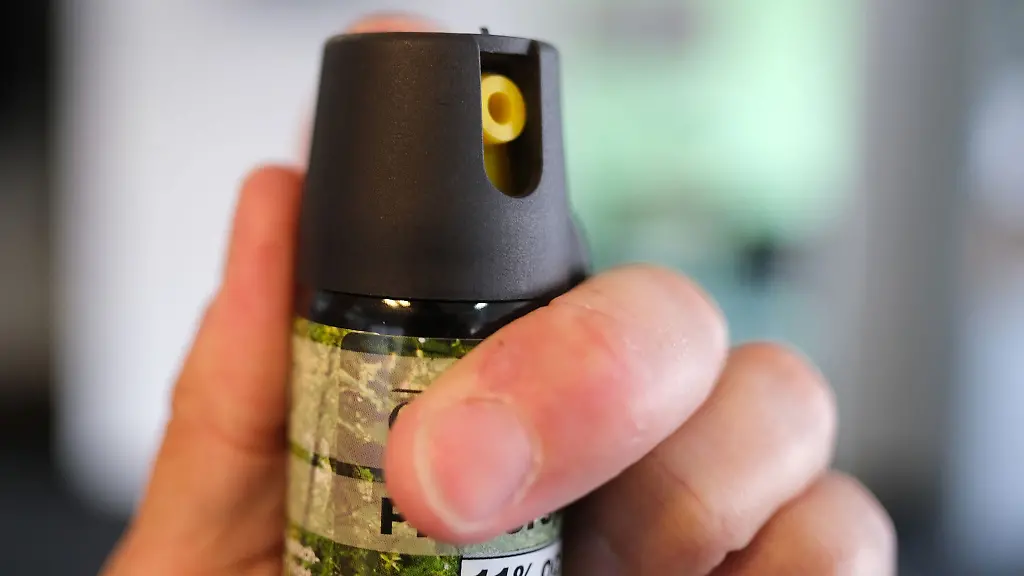 Nachdem-ein-Junge-Pfefferspray-in-die-Augen-bekommen-hatte-wurde-er-zur-Untersuchung-in-ein-Krankenhaus-gebracht